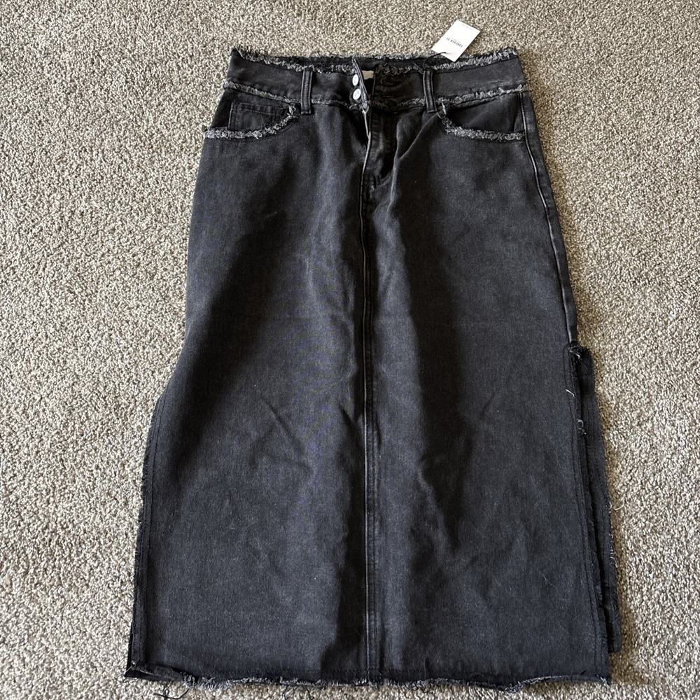 Brand New FOREVER 21 Women's Long Skirt Medium Black Open-Side‎